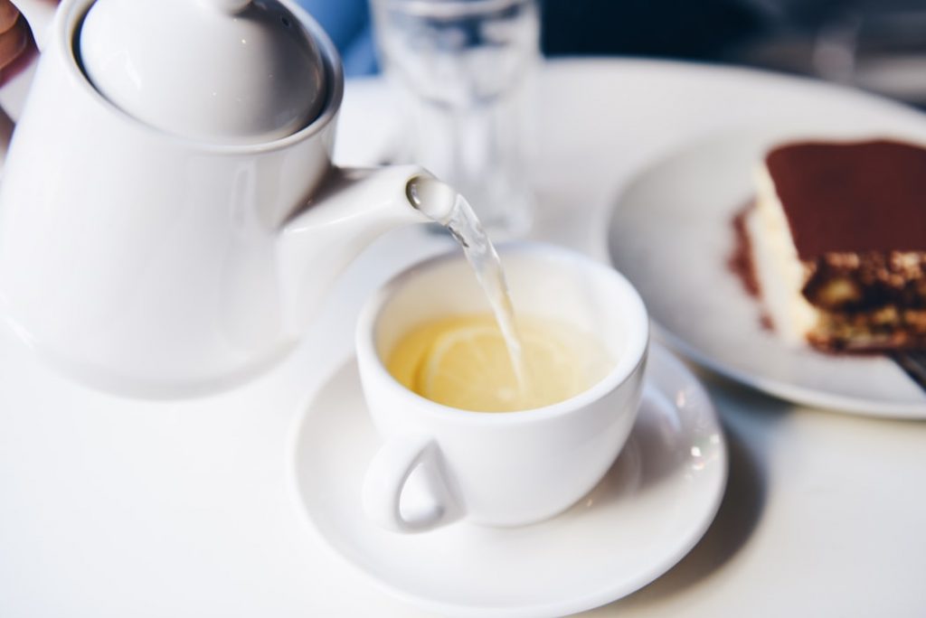 Piliście kiedyś białą herbatę Wyjaśniamy, dlaczego warto po nią sięgnąć