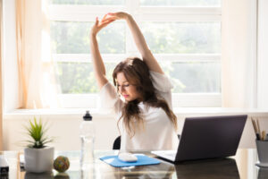 Ćwiczenia przy biurku: jak zadbać o kręgosłup w biurze?