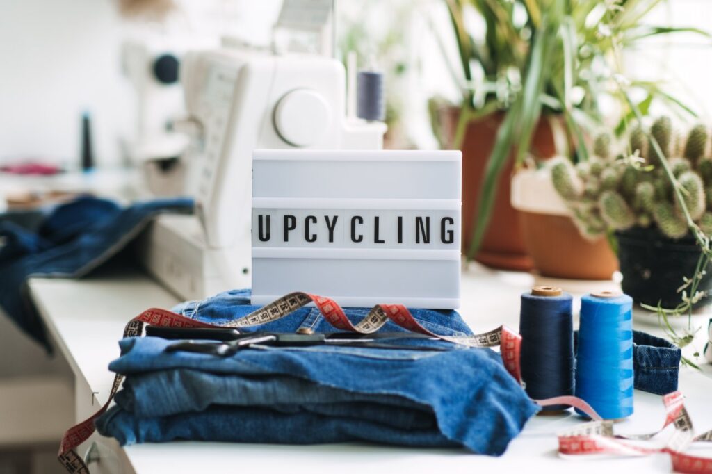 Kreatywne pomysły na recykling starych ubrań – DIY dla każdego